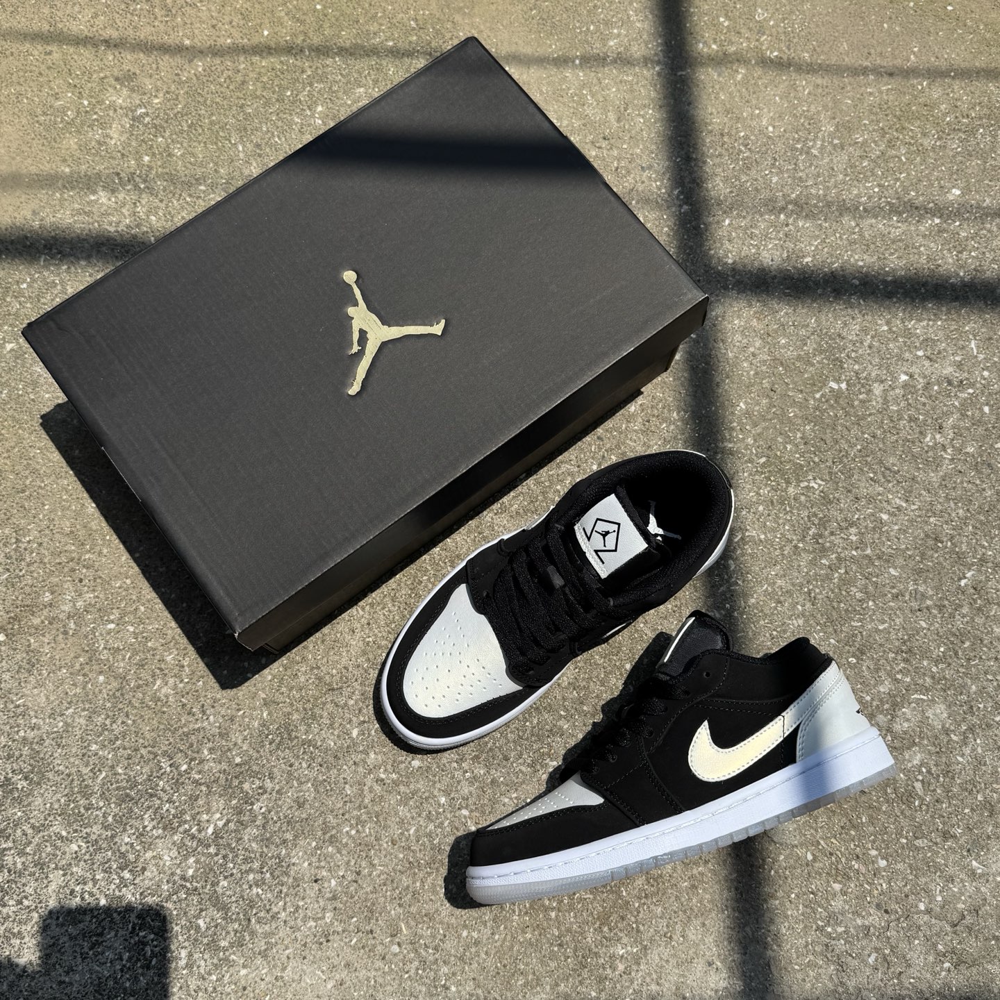  
D版 顶级性价比低帮！
Air Jordan AJ1 Low 低帮系列 黑白熊猫
鞋型细节堪称完美，