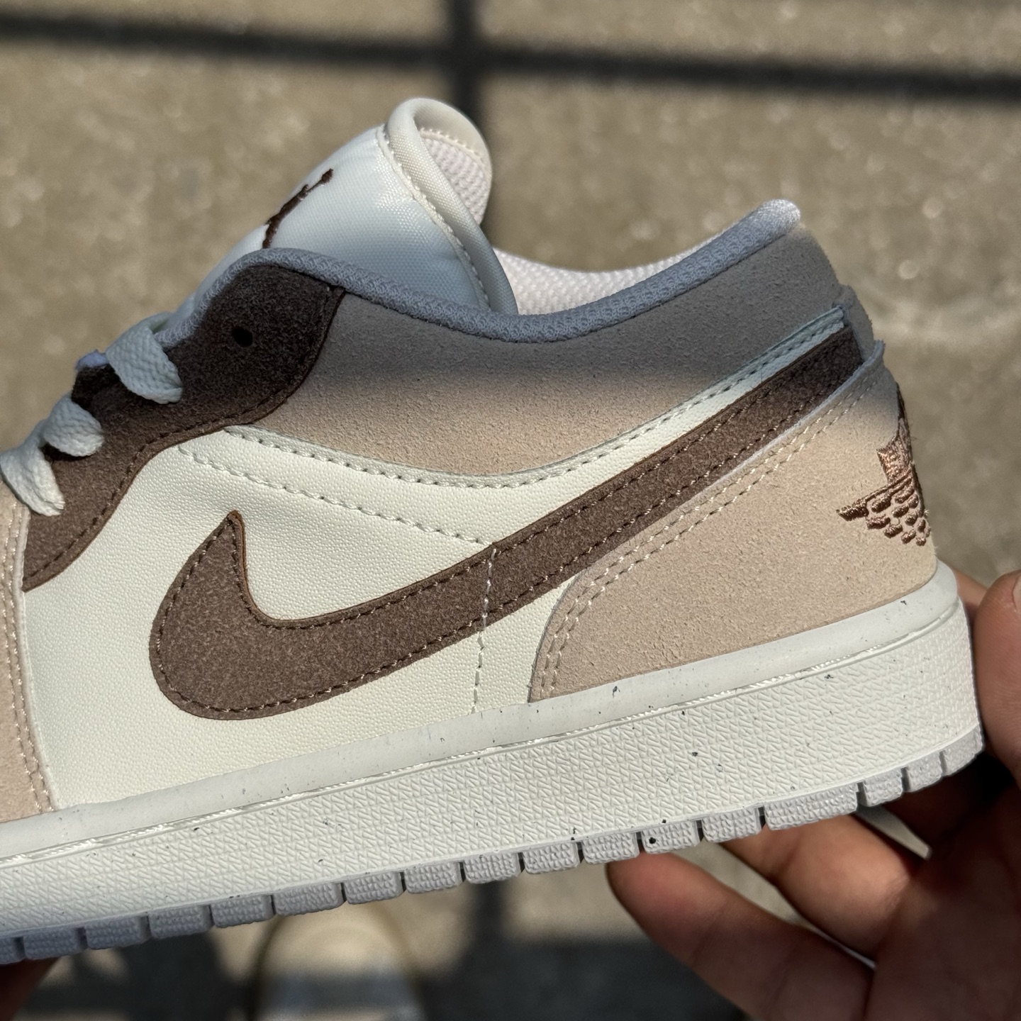  
D版 顶级性价比低帮！
Air Jordan AJ1 Low 低帮系列 棕色
鞋型细节堪称完美，非常