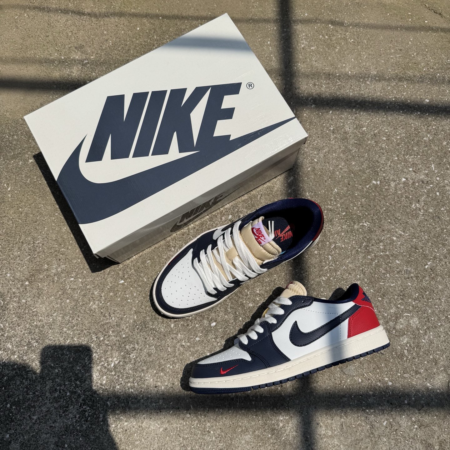  
D版 顶级性价比低帮！
Air Jordan AJ1 Low 低帮系列 美国队白红蓝
鞋型细节堪称完