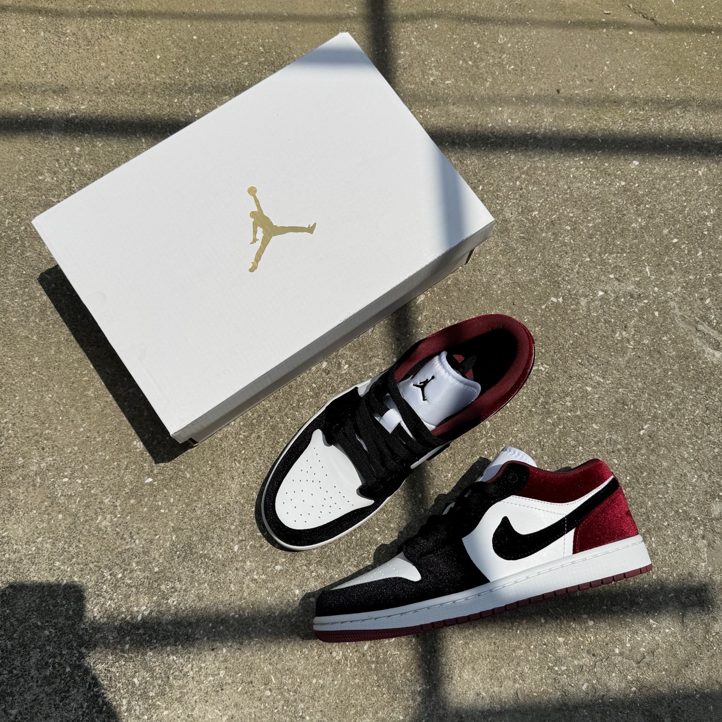  
D版 顶级性价比低帮！
Air Jordan AJ1 Low 低帮系列 丝绒黑白红
鞋型细节堪称完美