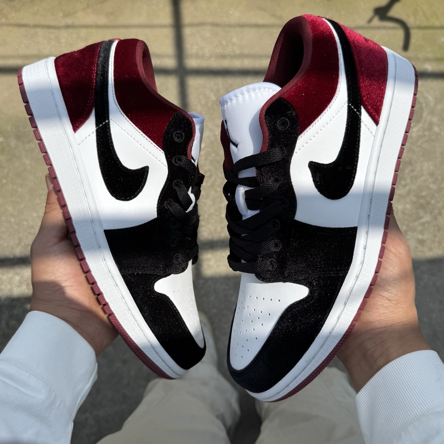  
D版 顶级性价比低帮！
Air Jordan AJ1 Low 低帮系列 丝绒黑白红
鞋型细节堪称完美