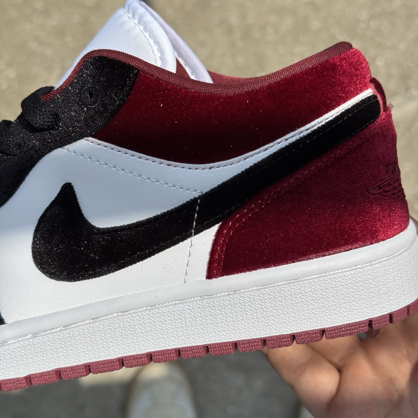  
D版 顶级性价比低帮！
Air Jordan AJ1 Low 低帮系列 丝绒黑白红
鞋型细节堪称完美