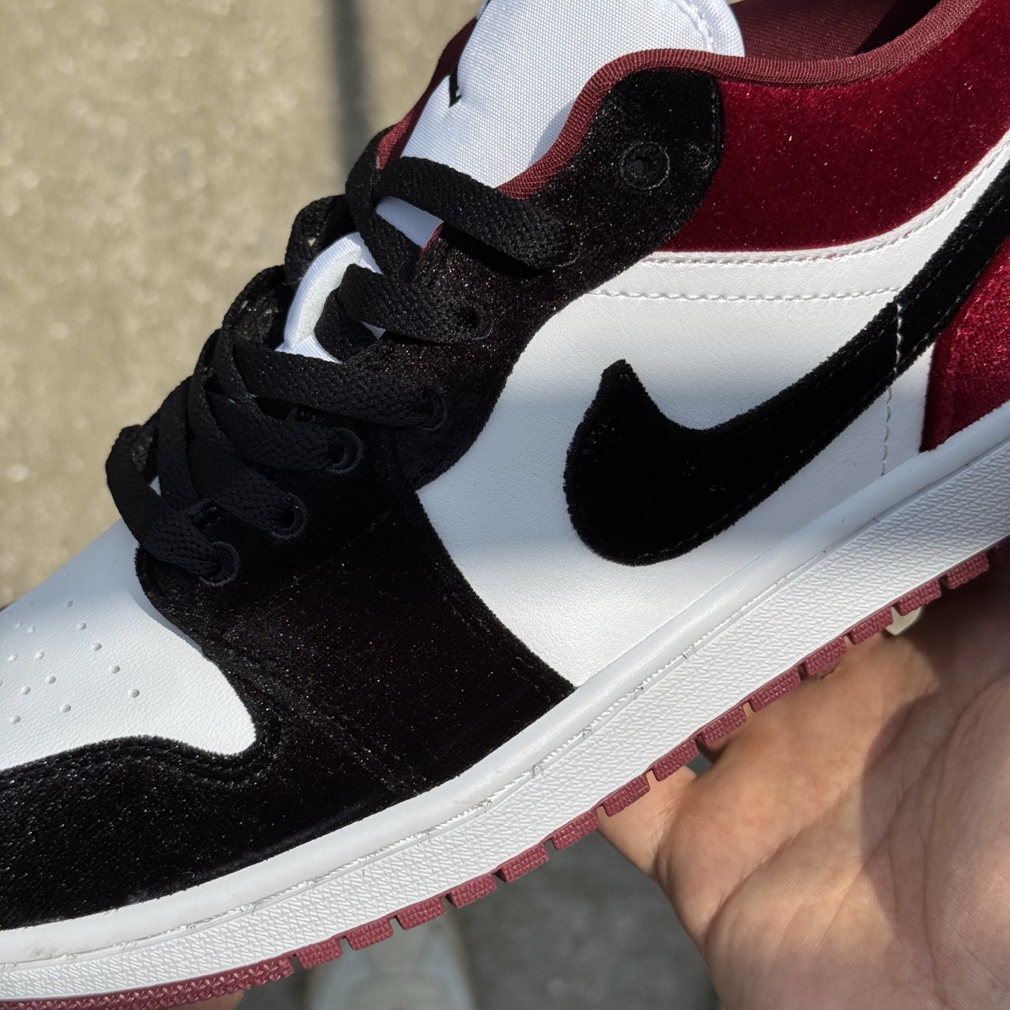  
D版 顶级性价比低帮！
Air Jordan AJ1 Low 低帮系列 丝绒黑白红
鞋型细节堪称完美