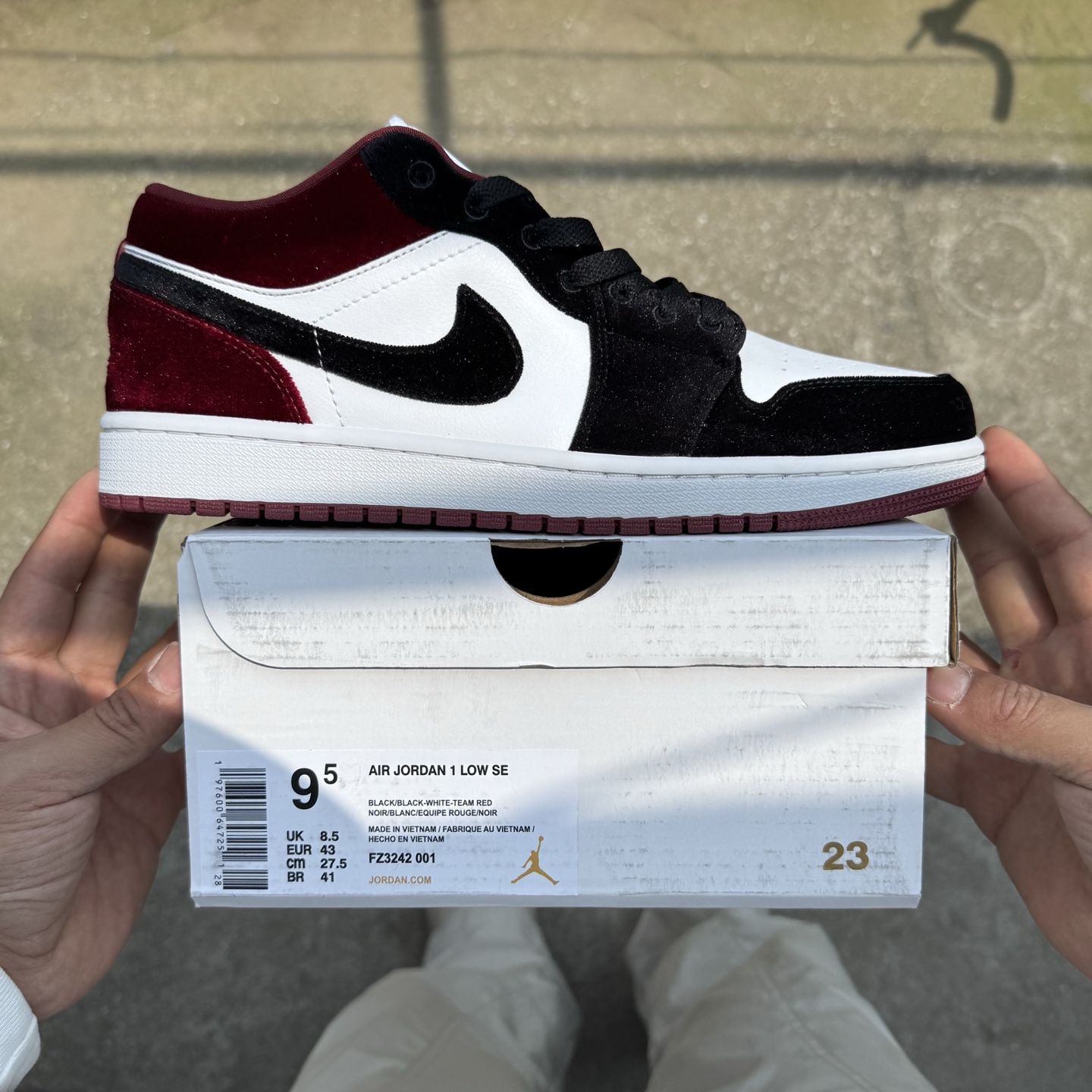  
D版 顶级性价比低帮！
Air Jordan AJ1 Low 低帮系列 丝绒黑白红
鞋型细节堪称完美