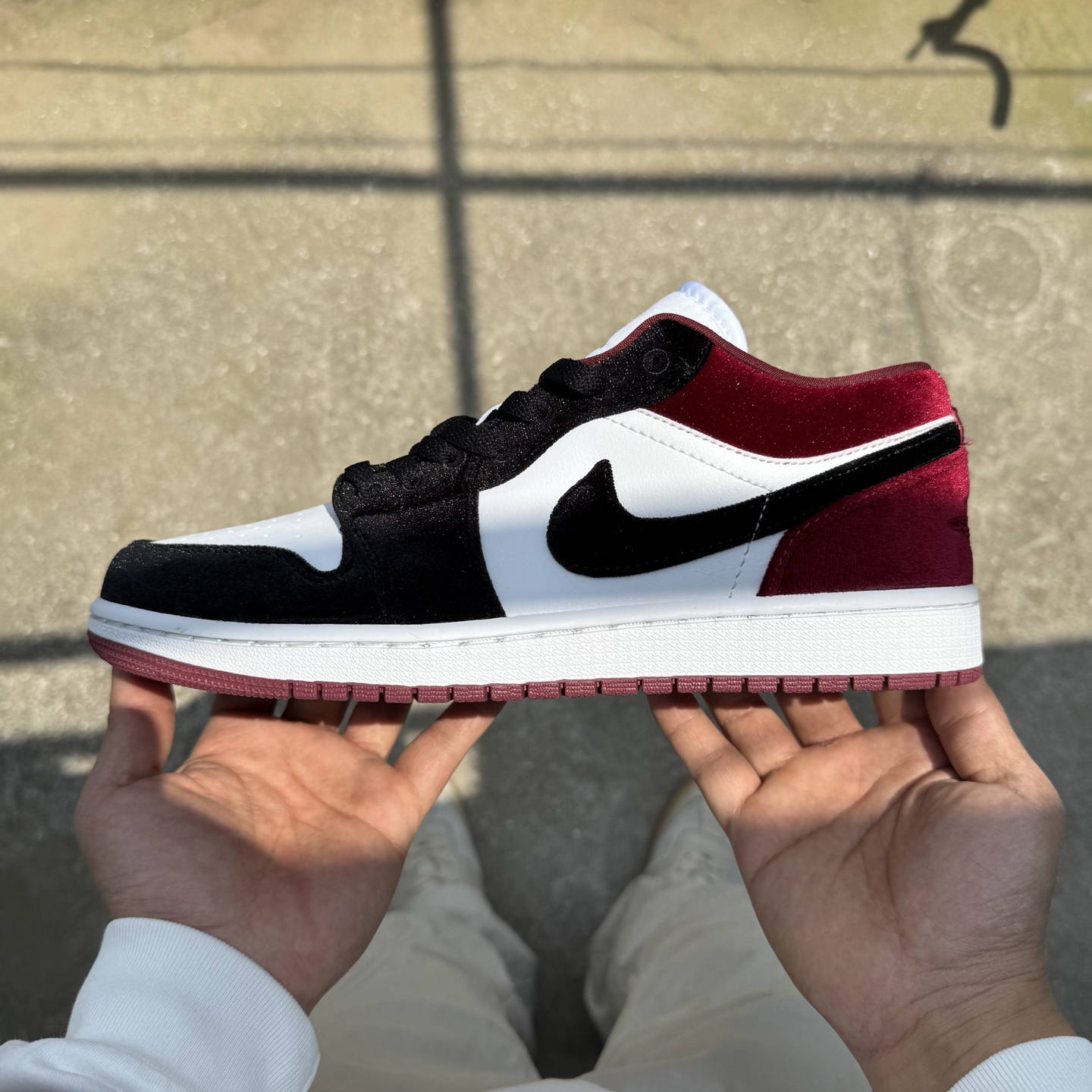  
D版 顶级性价比低帮！
Air Jordan AJ1 Low 低帮系列 丝绒黑白红
鞋型细节堪称完美
