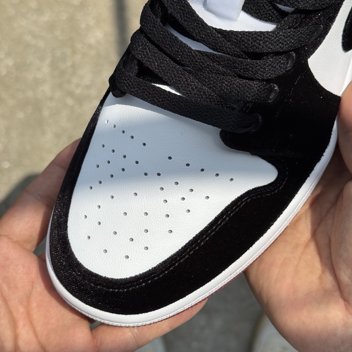  
D版 顶级性价比低帮！
Air Jordan AJ1 Low 低帮系列 丝绒黑白红
鞋型细节堪称完美