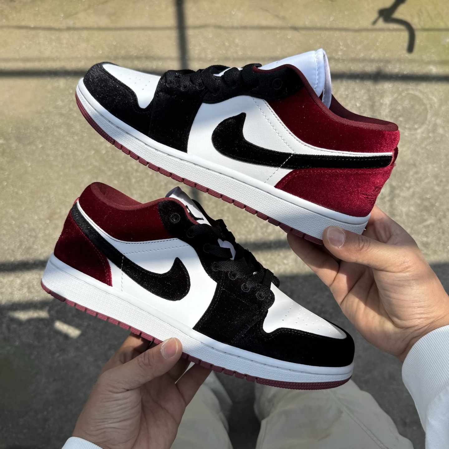  
D版 顶级性价比低帮！
Air Jordan AJ1 Low 低帮系列 丝绒黑白红
鞋型细节堪称完美