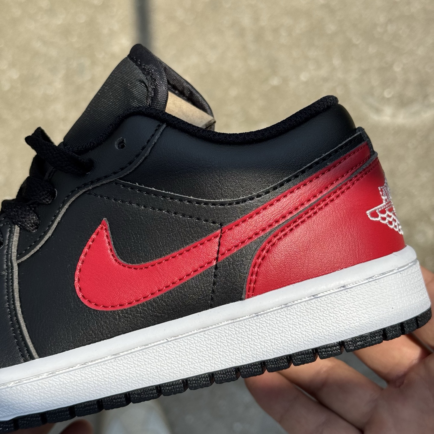  
D版 顶级性价比低帮！
Air Jordan AJ1 Low 低帮系列 黑红禁穿
鞋型细节堪称完美，