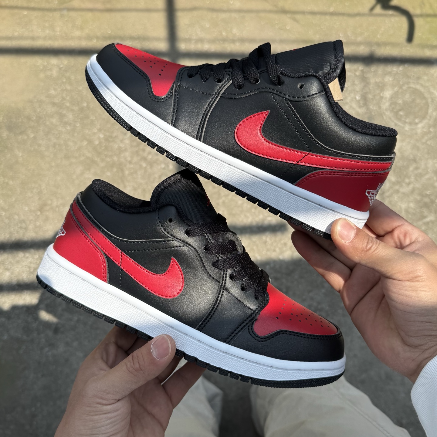  
D版 顶级性价比低帮！
Air Jordan AJ1 Low 低帮系列 黑红禁穿
鞋型细节堪称完美，