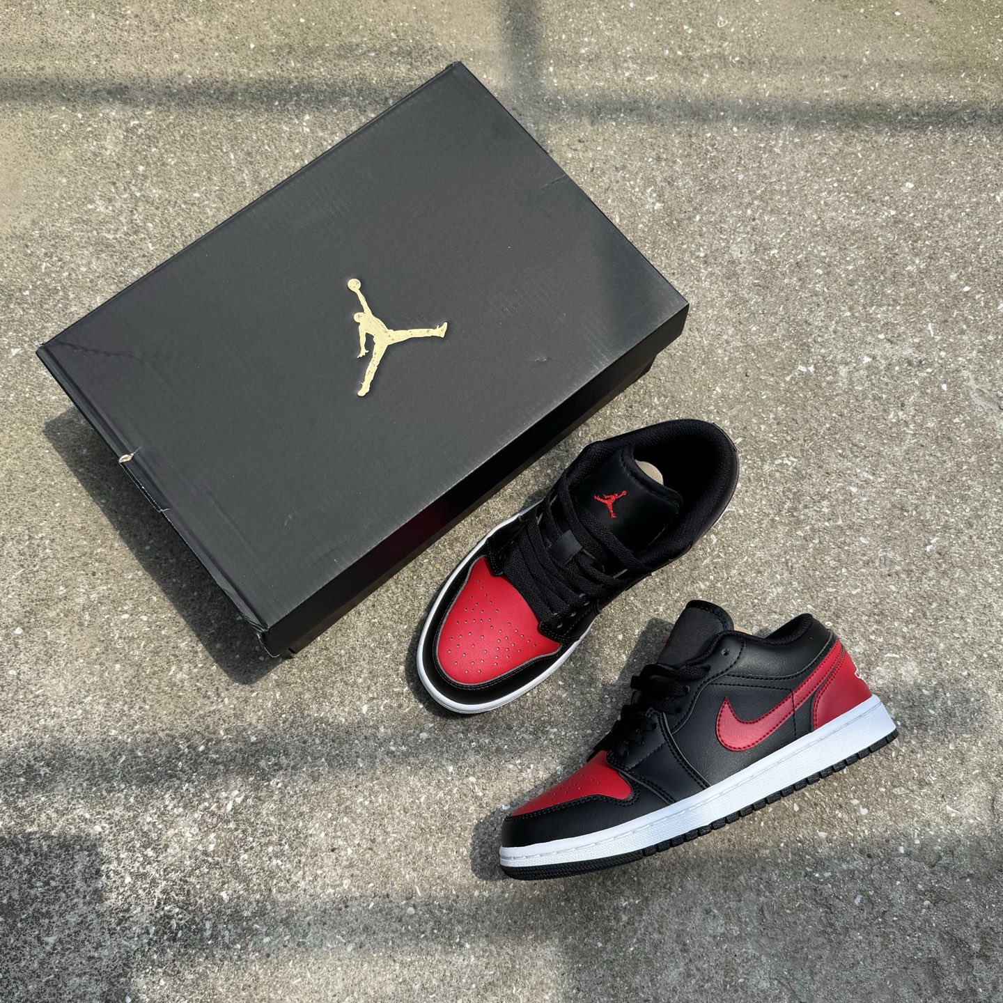  
D版 顶级性价比低帮！
Air Jordan AJ1 Low 低帮系列 黑红禁穿
鞋型细节堪称完美，