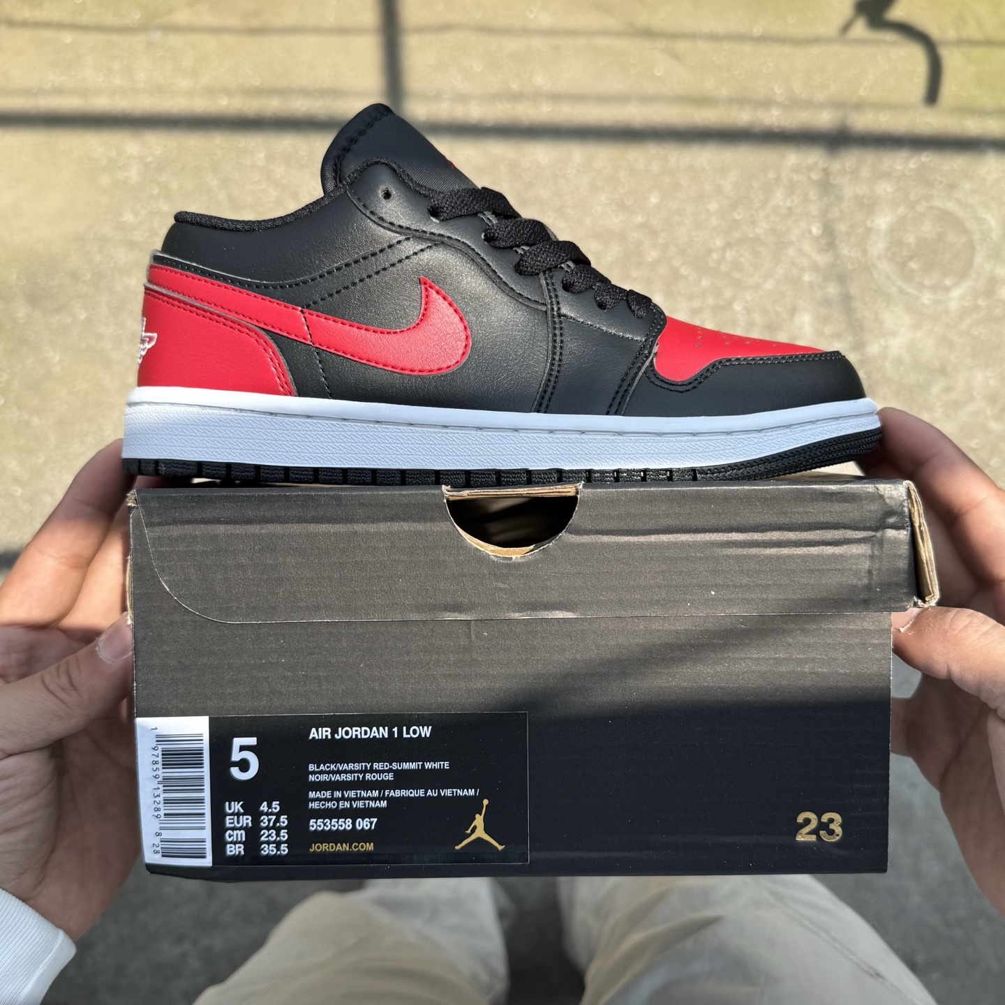  
D版 顶级性价比低帮！
Air Jordan AJ1 Low 低帮系列 黑红禁穿
鞋型细节堪称完美，