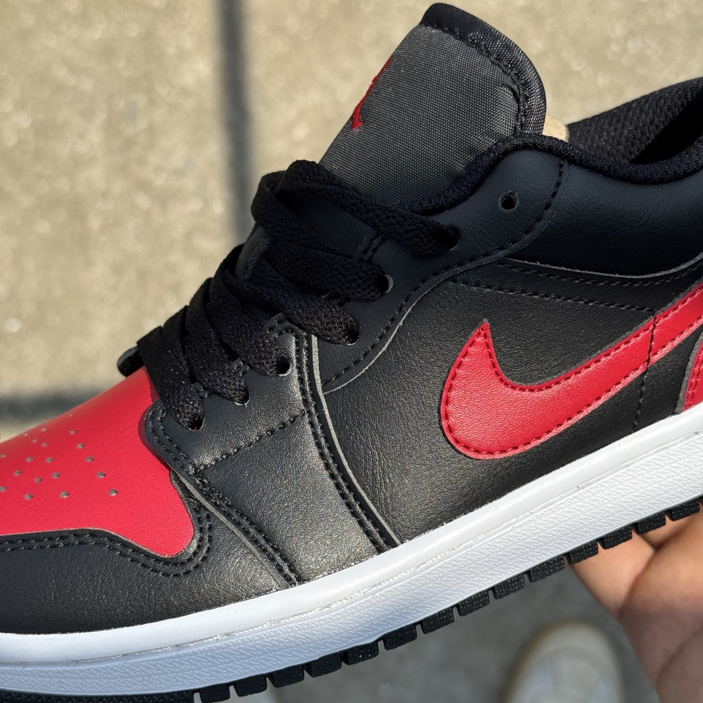  
D版 顶级性价比低帮！
Air Jordan AJ1 Low 低帮系列 黑红禁穿
鞋型细节堪称完美，
