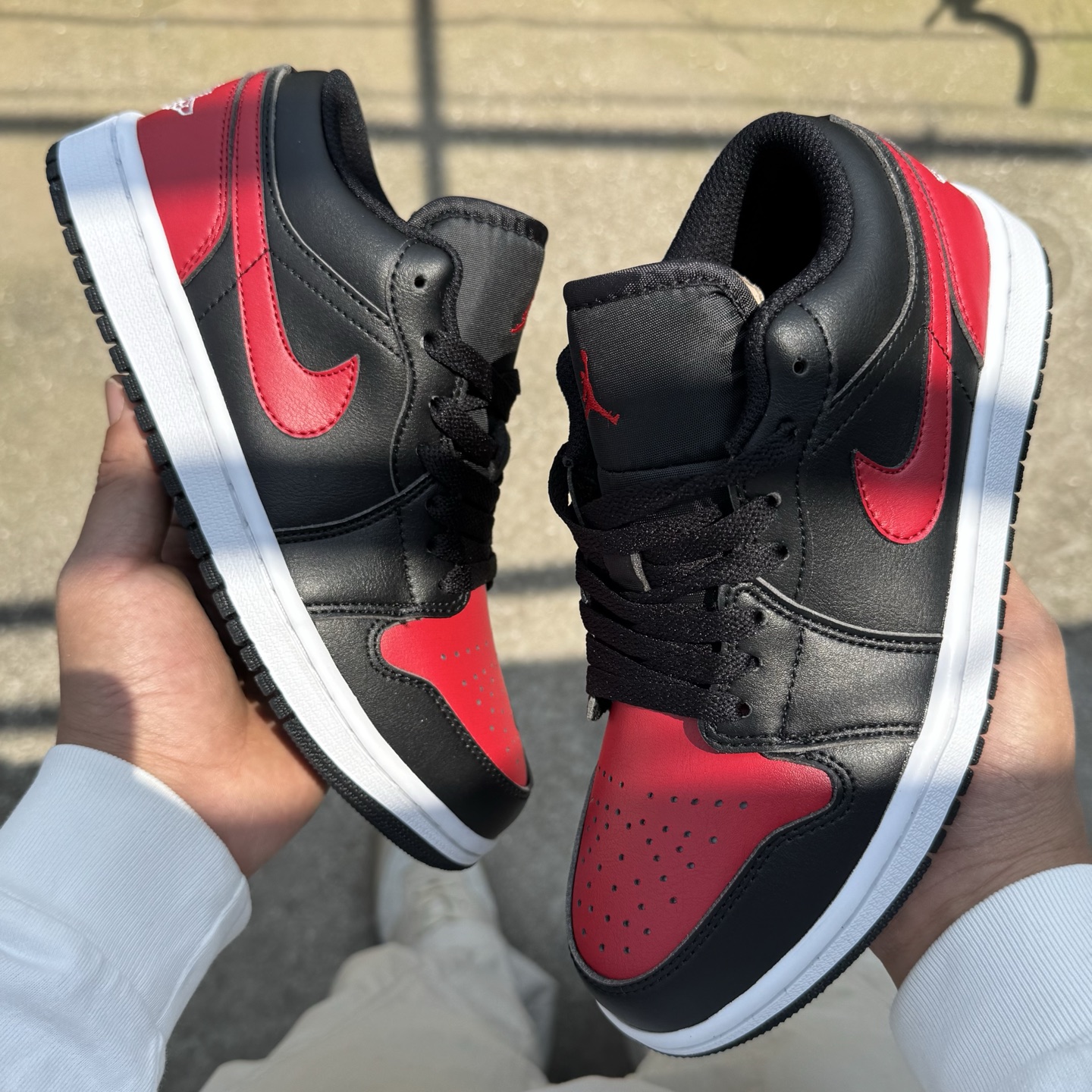  
D版 顶级性价比低帮！
Air Jordan AJ1 Low 低帮系列 黑红禁穿
鞋型细节堪称完美，