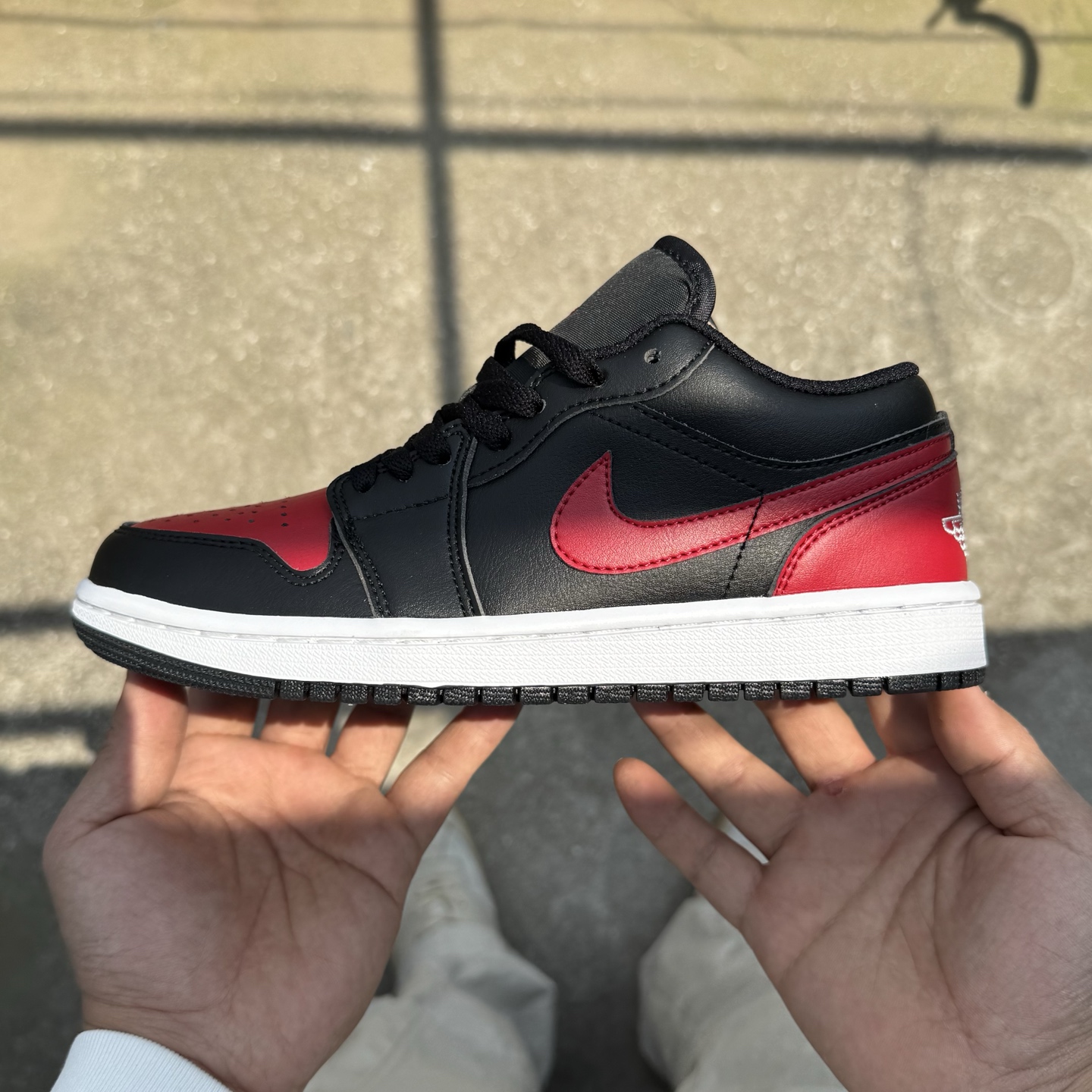  
D版 顶级性价比低帮！
Air Jordan AJ1 Low 低帮系列 黑红禁穿
鞋型细节堪称完美，