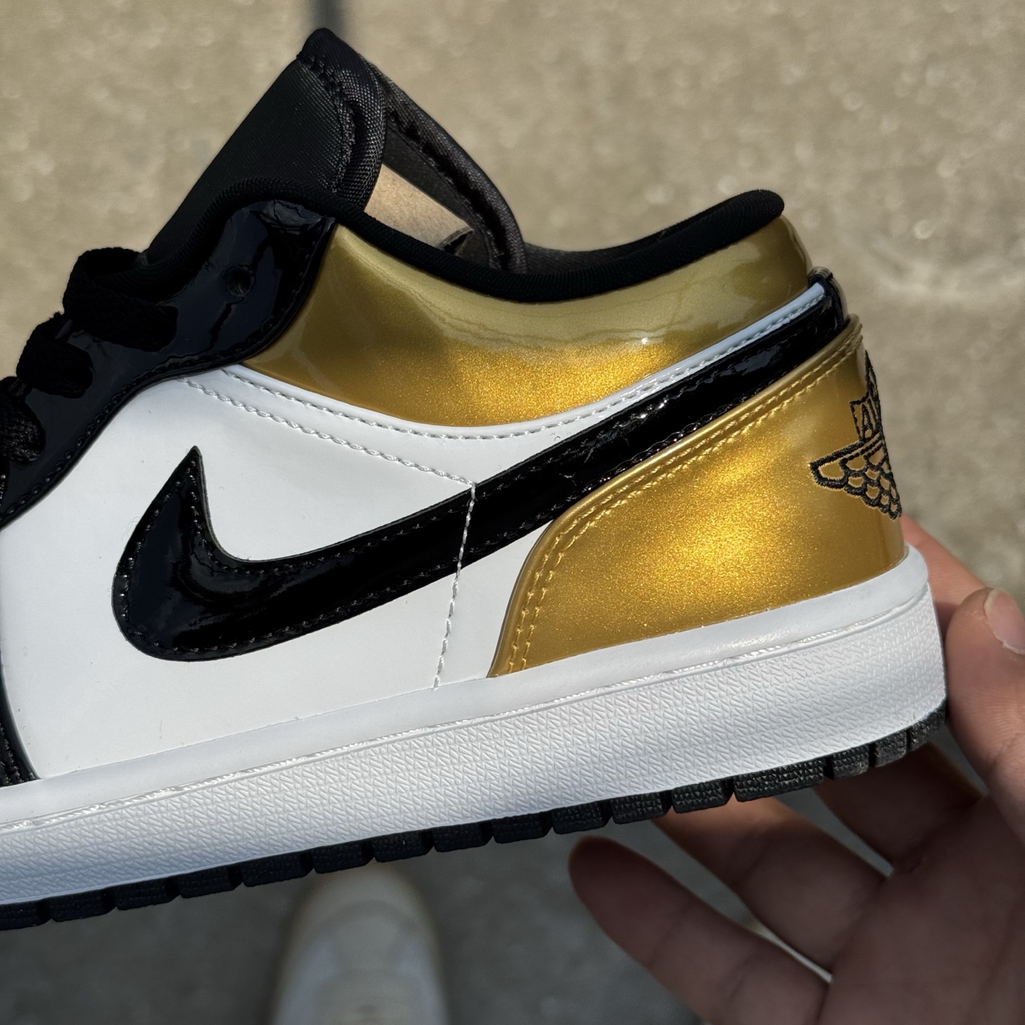  
D版 顶级性价比低帮！
Air Jordan AJ1 Low 低帮系列 漆皮黑金脚趾
鞋型细节堪称完