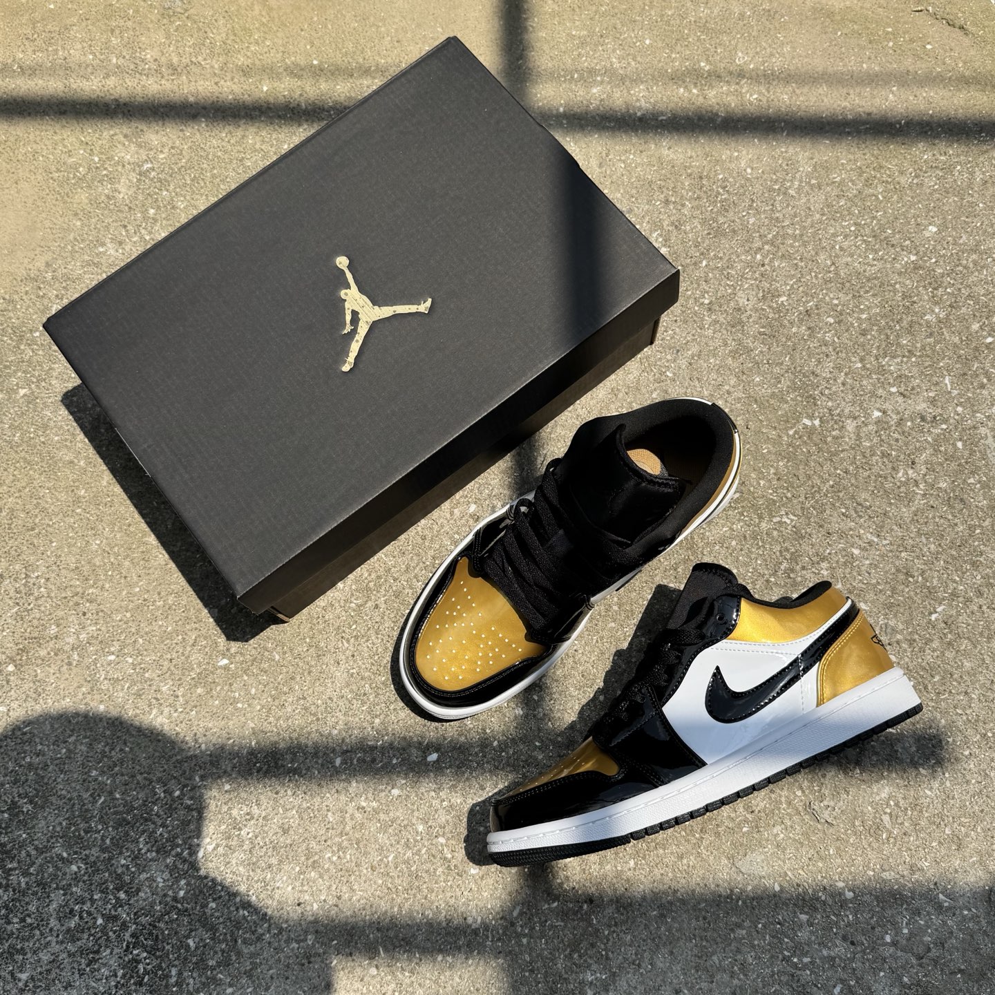  
D版 顶级性价比低帮！
Air Jordan AJ1 Low 低帮系列 漆皮黑金脚趾
鞋型细节堪称完