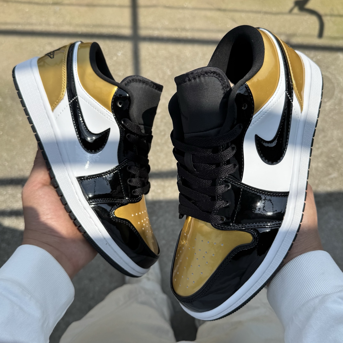  
D版 顶级性价比低帮！
Air Jordan AJ1 Low 低帮系列 漆皮黑金脚趾
鞋型细节堪称完