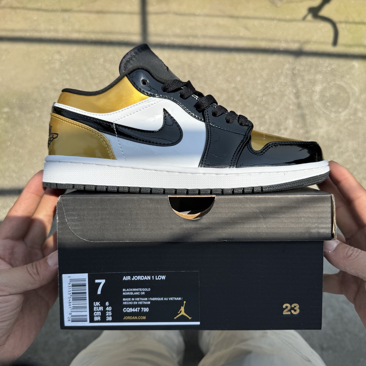  
D版 顶级性价比低帮！
Air Jordan AJ1 Low 低帮系列 漆皮黑金脚趾
鞋型细节堪称完