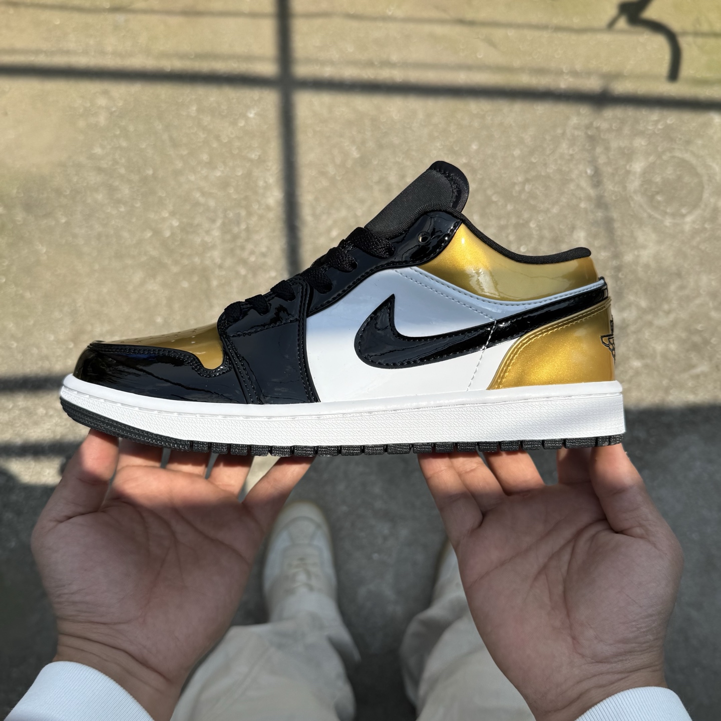  
D版 顶级性价比低帮！
Air Jordan AJ1 Low 低帮系列 漆皮黑金脚趾
鞋型细节堪称完