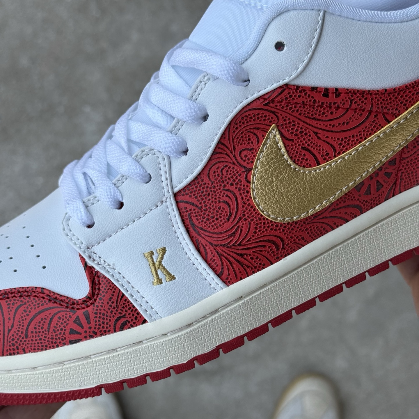  
D版 顶级性价比低帮！
Air Jordan AJ1 Low 低帮系列 白红金扑克♠️
鞋型细节堪称