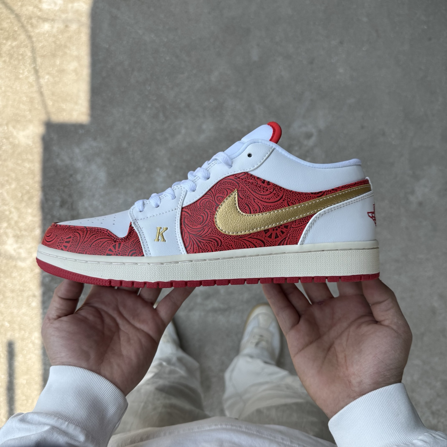  
D版 顶级性价比低帮！
Air Jordan AJ1 Low 低帮系列 白红金扑克♠️
鞋型细节堪称