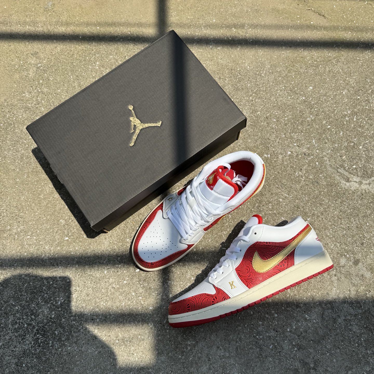  
D版 顶级性价比低帮！
Air Jordan AJ1 Low 低帮系列 白红金扑克♠️
鞋型细节堪称