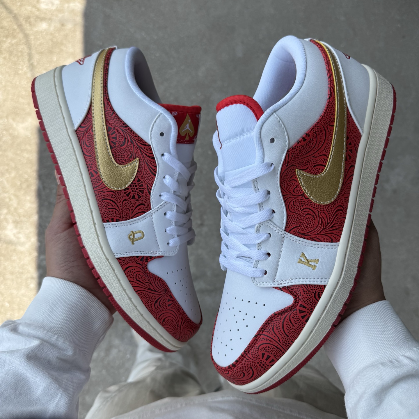  
D版 顶级性价比低帮！
Air Jordan AJ1 Low 低帮系列 白红金扑克♠️
鞋型细节堪称