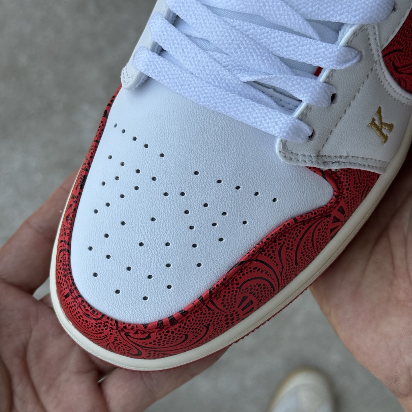  
D版 顶级性价比低帮！
Air Jordan AJ1 Low 低帮系列 白红金扑克♠️
鞋型细节堪称