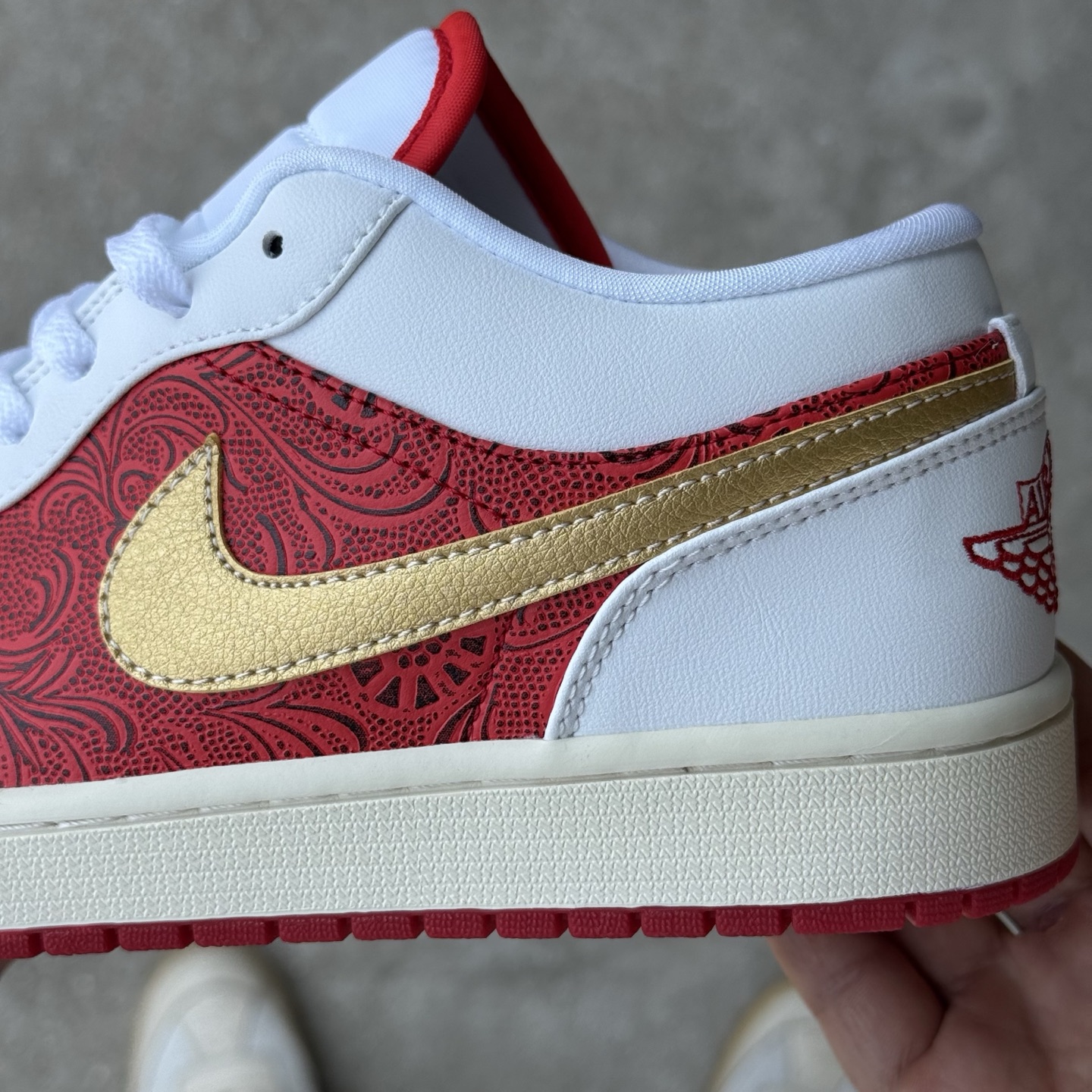  
D版 顶级性价比低帮！
Air Jordan AJ1 Low 低帮系列 白红金扑克♠️
鞋型细节堪称