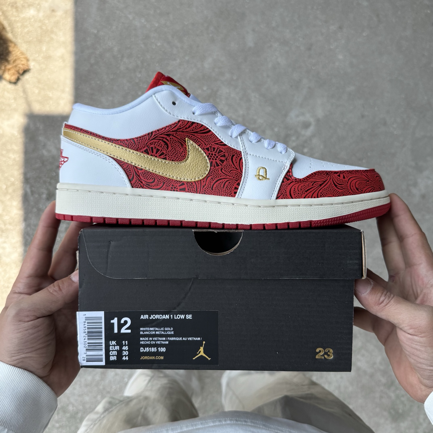  
D版 顶级性价比低帮！
Air Jordan AJ1 Low 低帮系列 白红金扑克♠️
鞋型细节堪称