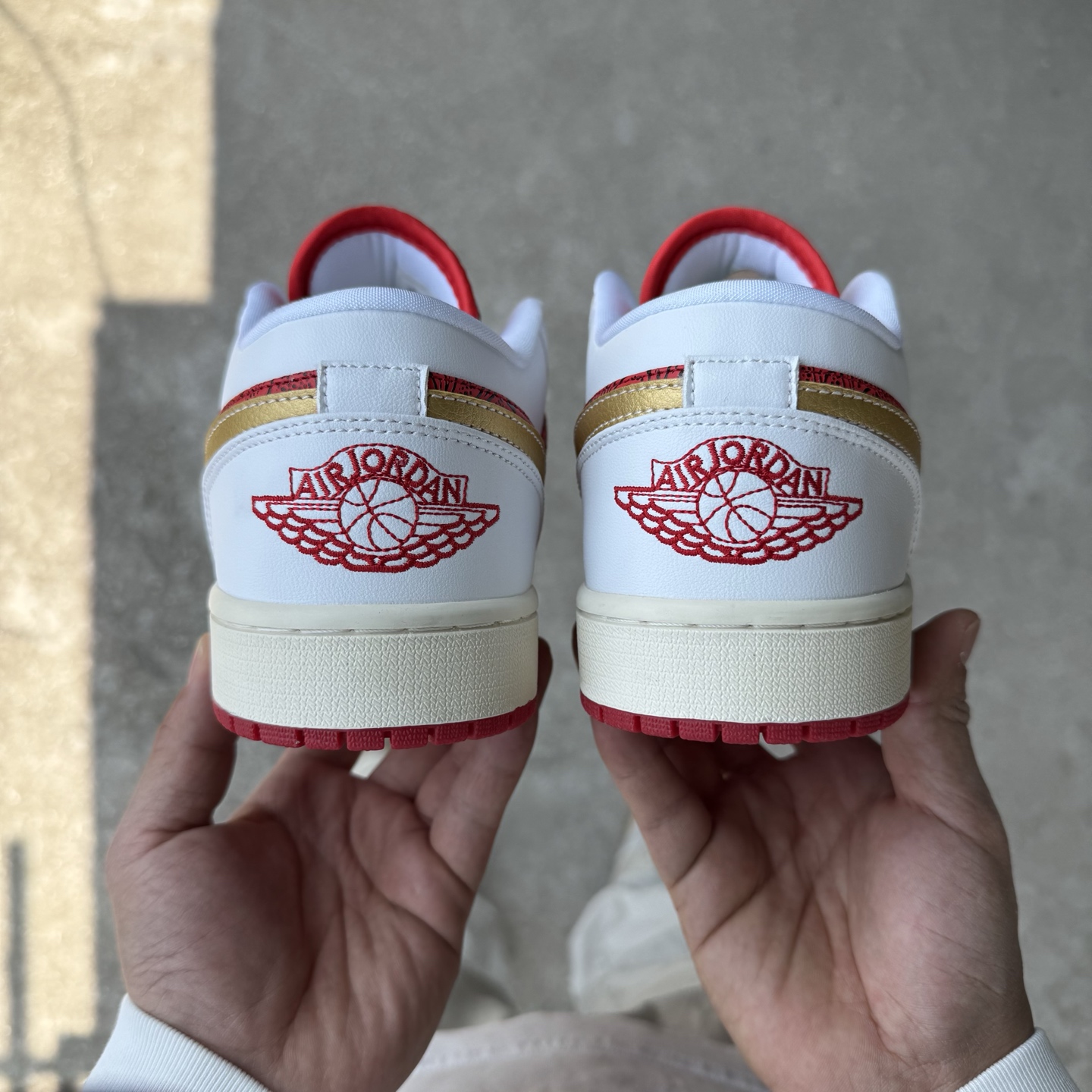  
D版 顶级性价比低帮！
Air Jordan AJ1 Low 低帮系列 白红金扑克♠️
鞋型细节堪称