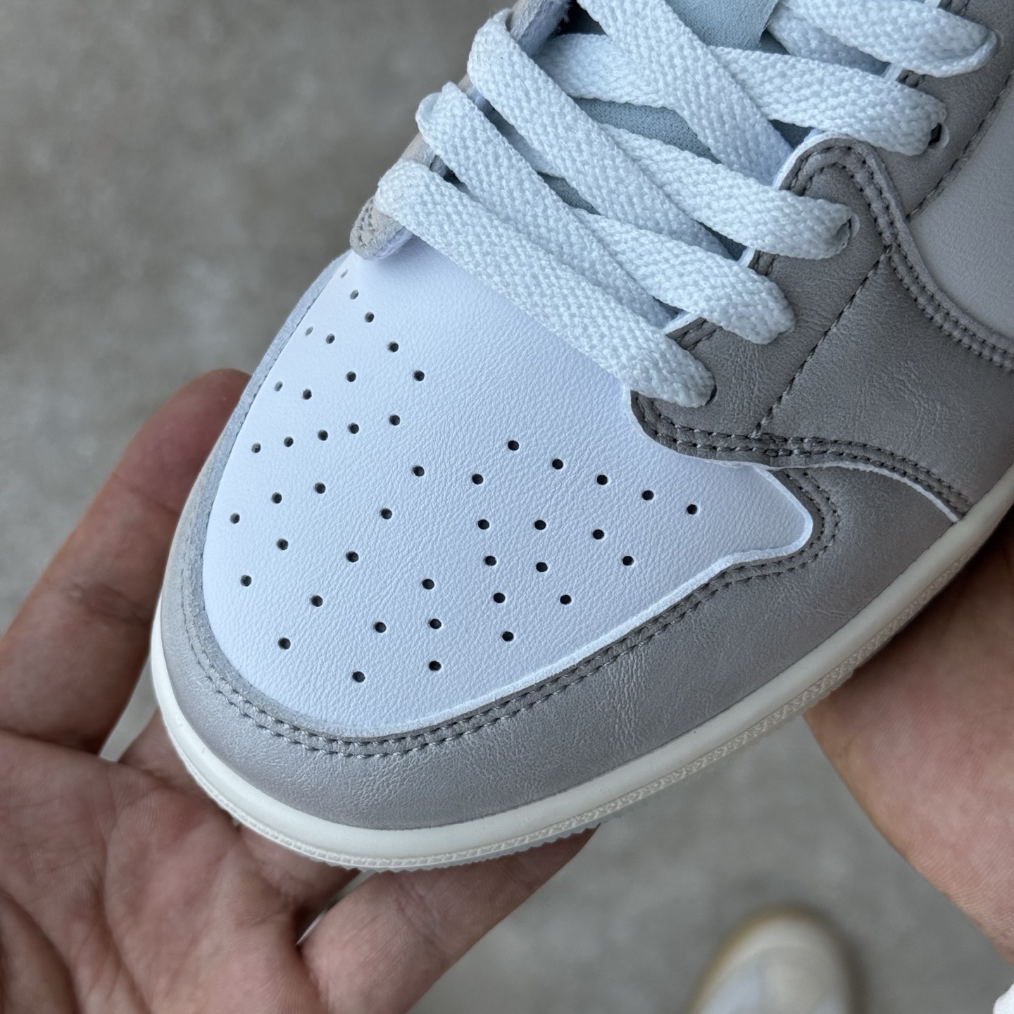  
D版 顶级性价比低帮！
Air Jordan AJ1 Low 低帮系列 蛇年限定白灰
鞋型细节堪称完