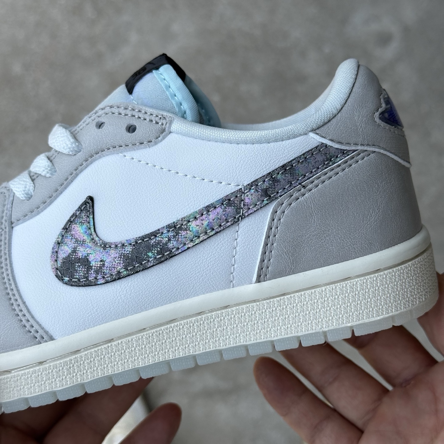  
D版 顶级性价比低帮！
Air Jordan AJ1 Low 低帮系列 蛇年限定白灰
鞋型细节堪称完