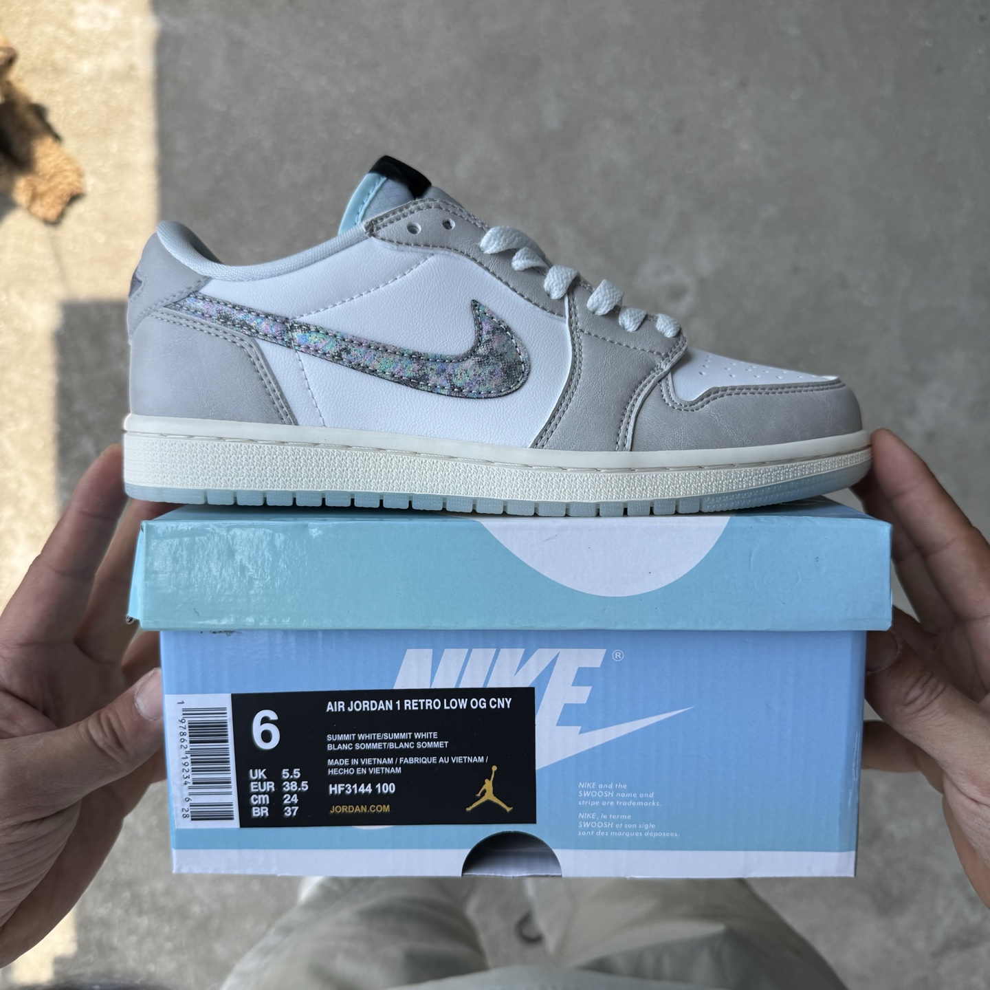  
D版 顶级性价比低帮！
Air Jordan AJ1 Low 低帮系列 蛇年限定白灰
鞋型细节堪称完