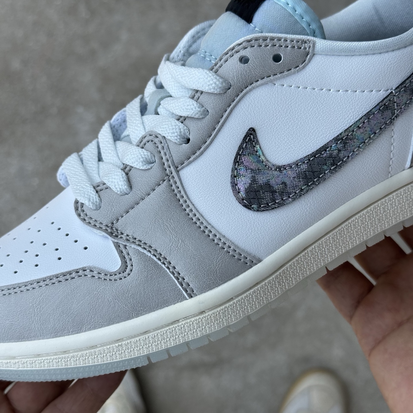  
D版 顶级性价比低帮！
Air Jordan AJ1 Low 低帮系列 蛇年限定白灰
鞋型细节堪称完