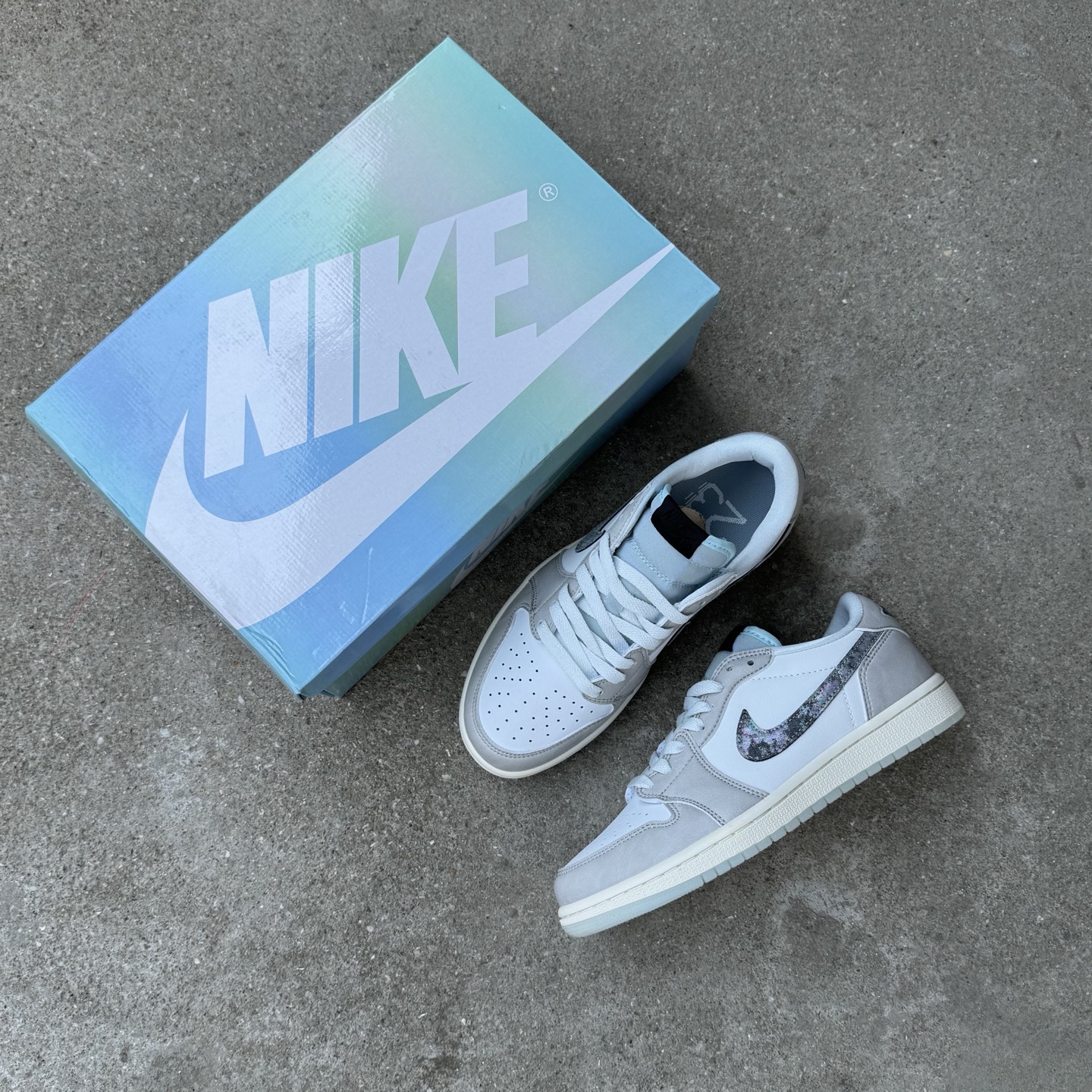 
D版 顶级性价比低帮！
Air Jordan AJ1 Low 低帮系列 蛇年限定白灰
鞋型细节堪称完