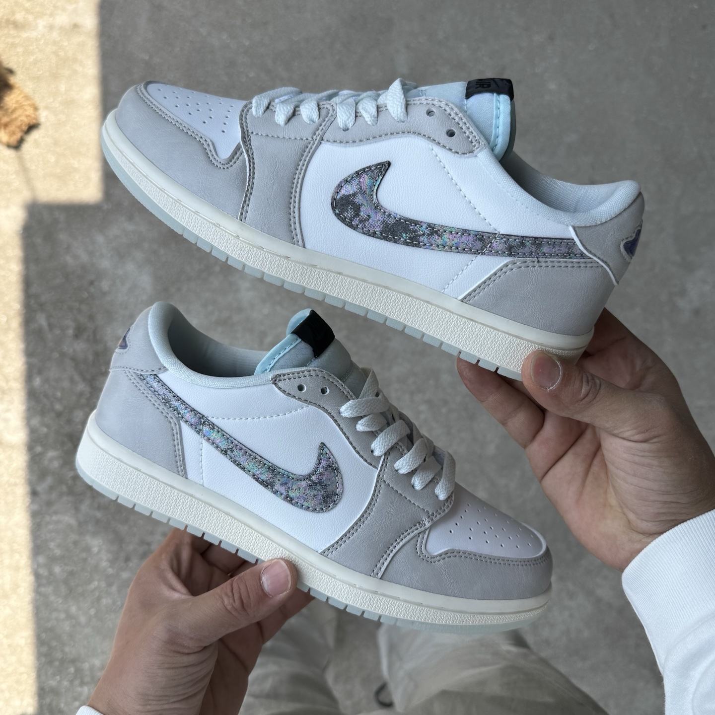  
D版 顶级性价比低帮！
Air Jordan AJ1 Low 低帮系列 蛇年限定白灰
鞋型细节堪称完