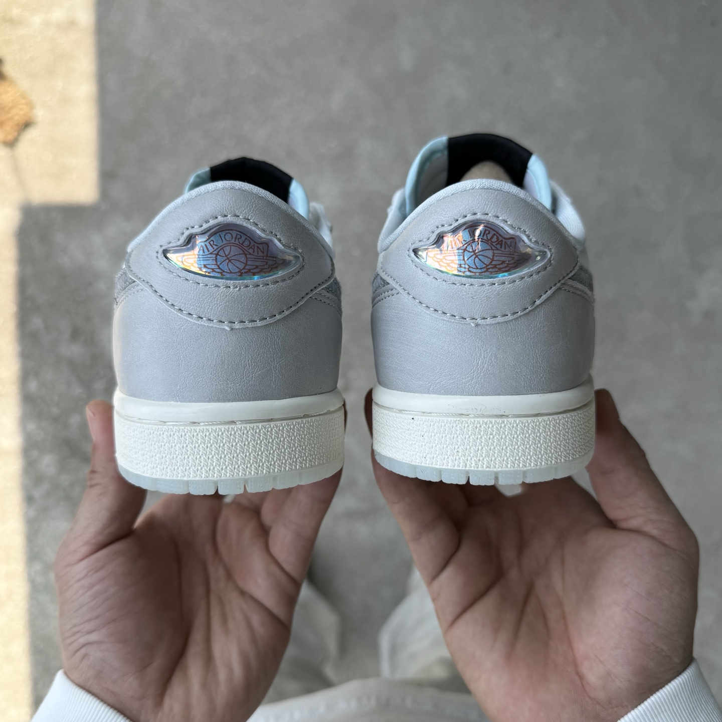  
D版 顶级性价比低帮！
Air Jordan AJ1 Low 低帮系列 蛇年限定白灰
鞋型细节堪称完