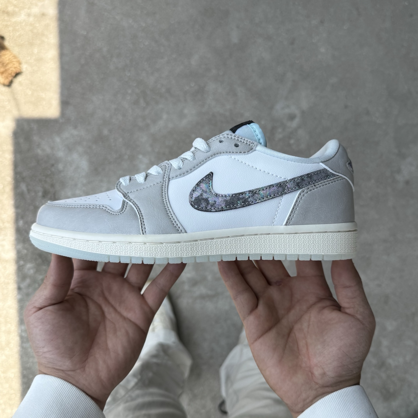  
D版 顶级性价比低帮！
Air Jordan AJ1 Low 低帮系列 蛇年限定白灰
鞋型细节堪称完
