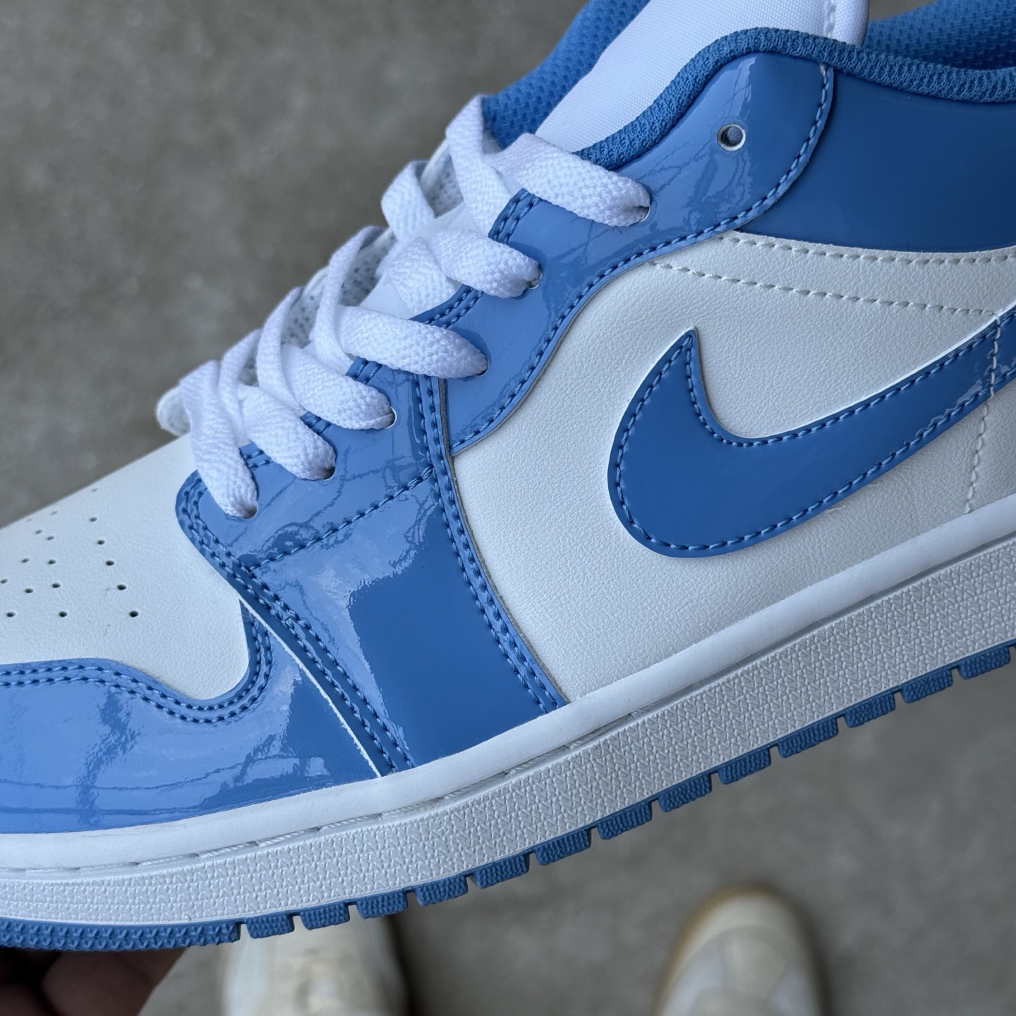  
D版 顶级性价比低帮！
Air Jordan AJ1 Low 低帮系列 漆皮北卡蓝
鞋型细节堪称完美