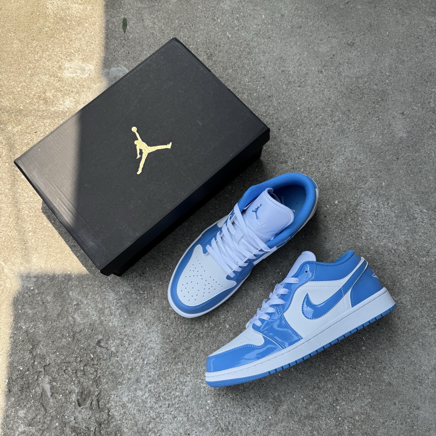  
D版 顶级性价比低帮！
Air Jordan AJ1 Low 低帮系列 漆皮北卡蓝
鞋型细节堪称完美
