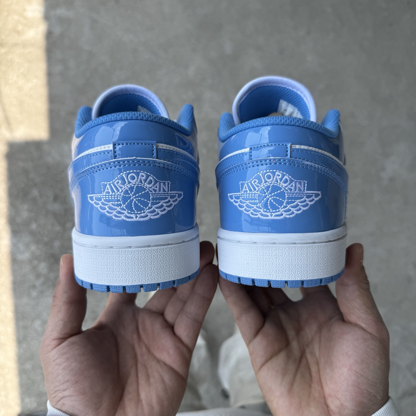  
D版 顶级性价比低帮！
Air Jordan AJ1 Low 低帮系列 漆皮北卡蓝
鞋型细节堪称完美