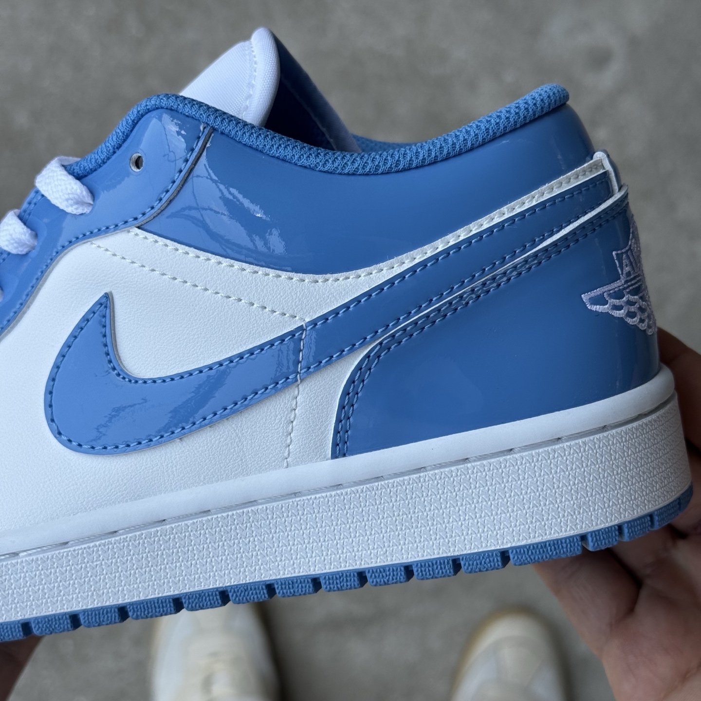  
D版 顶级性价比低帮！
Air Jordan AJ1 Low 低帮系列 漆皮北卡蓝
鞋型细节堪称完美