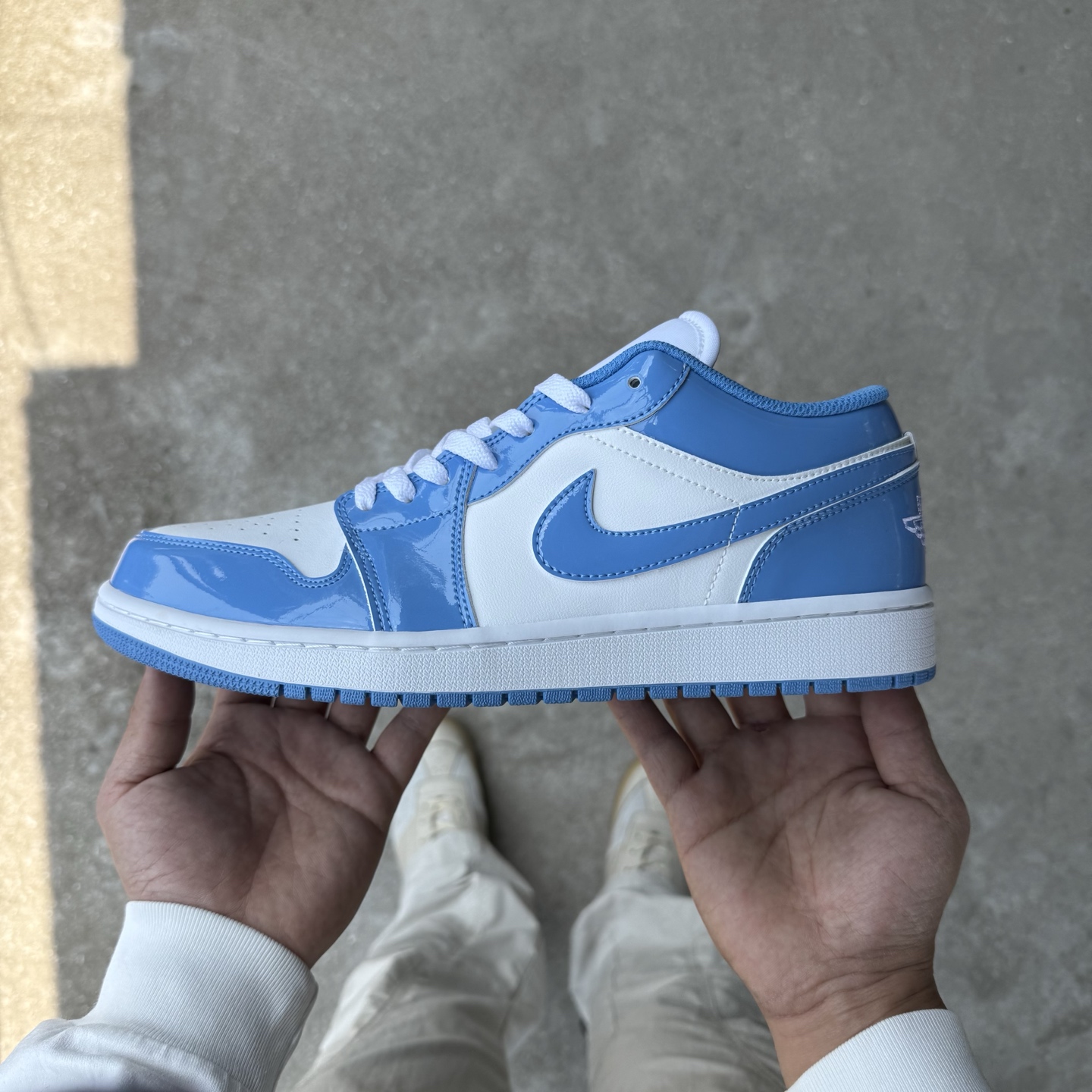  
D版 顶级性价比低帮！
Air Jordan AJ1 Low 低帮系列 漆皮北卡蓝
鞋型细节堪称完美