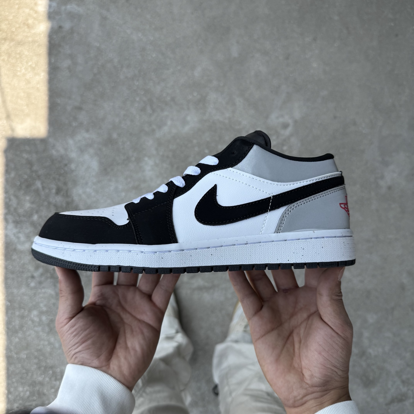  
D版 顶级性价比低帮！
Air Jordan AJ1 Low 低帮系列 麂皮黑白
鞋型细节堪称完美，