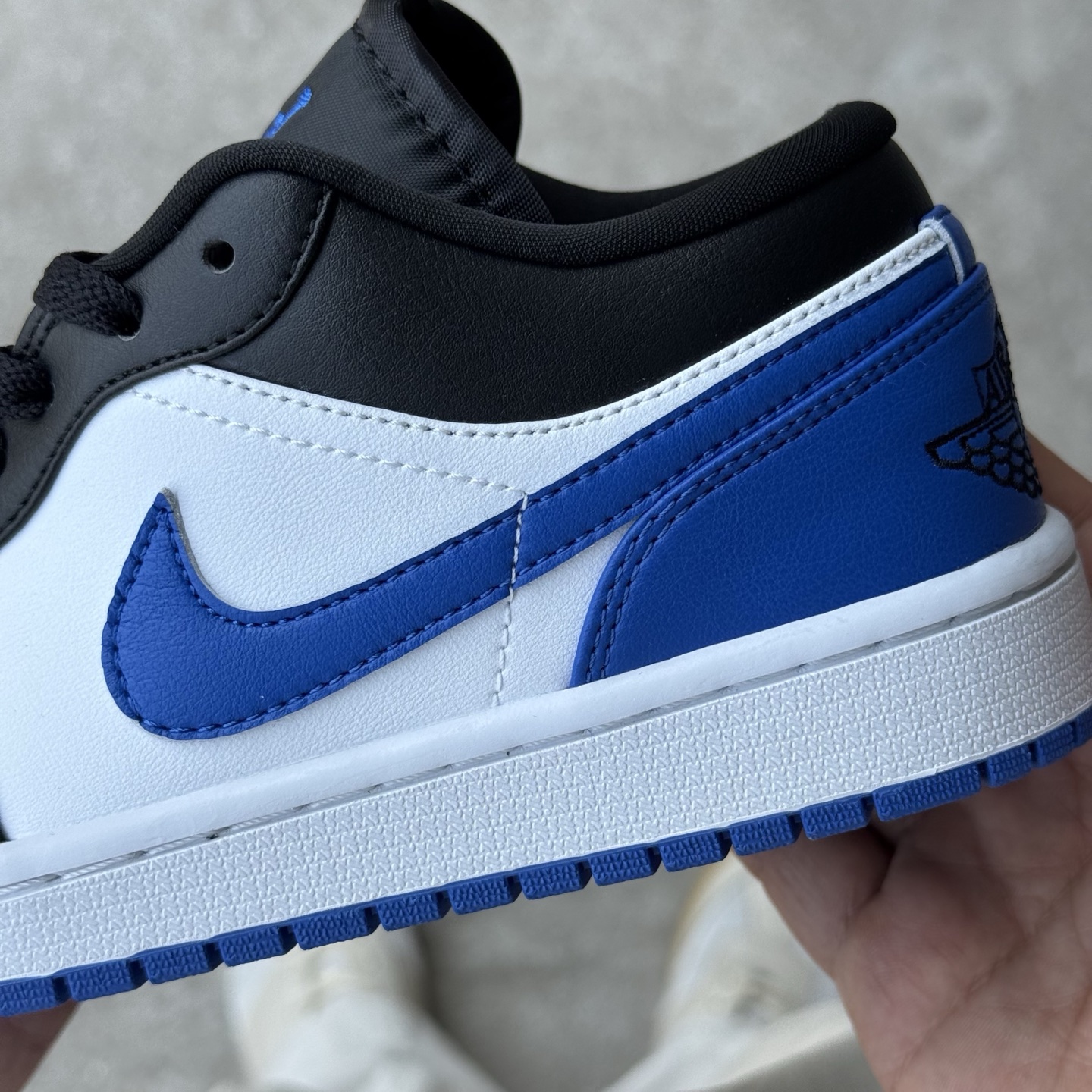  
D版 顶级性价比低帮！
Air Jordan AJ1 Low 低帮系列 黑白蓝
鞋型细节堪称完美，非