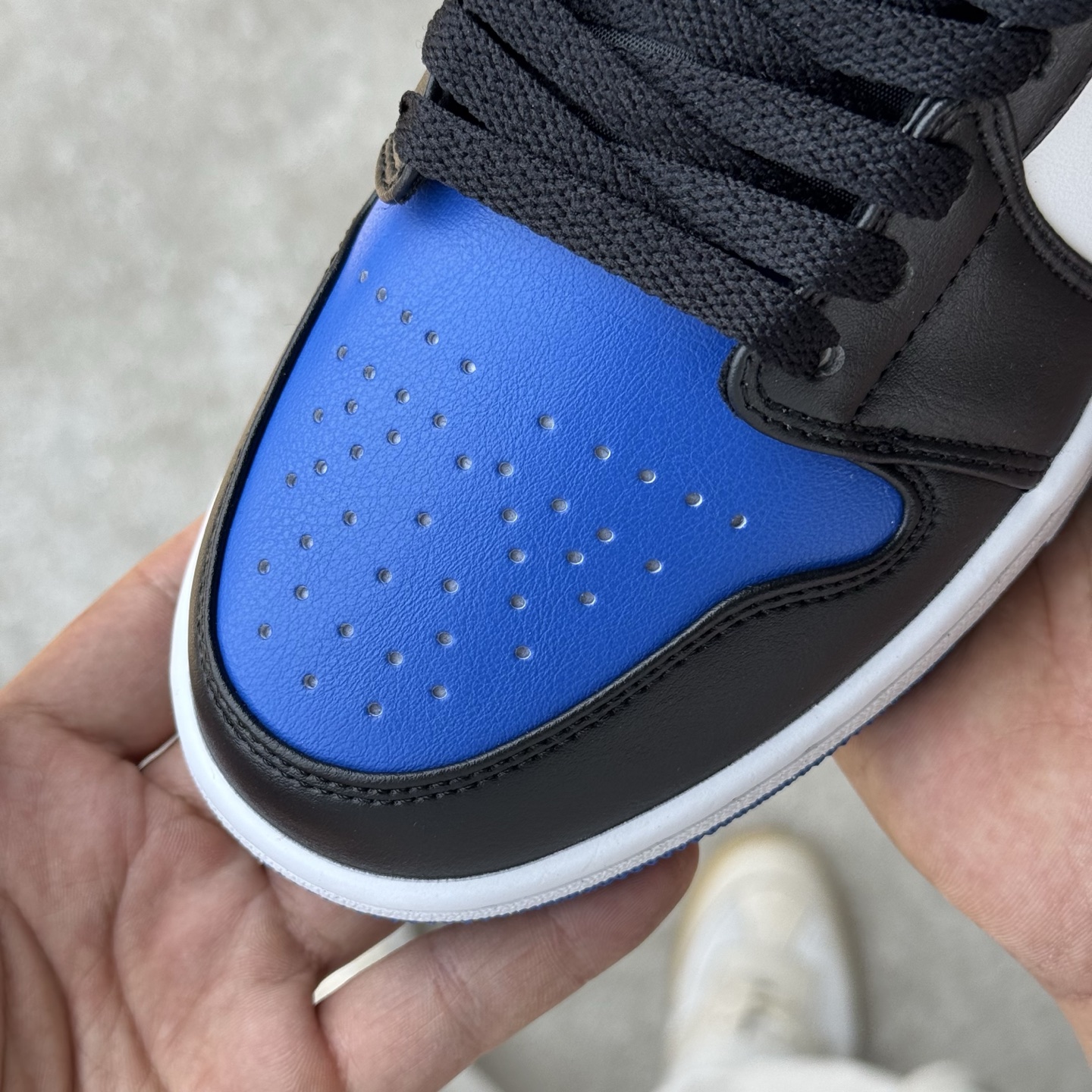  
D版 顶级性价比低帮！
Air Jordan AJ1 Low 低帮系列 黑白蓝
鞋型细节堪称完美，非