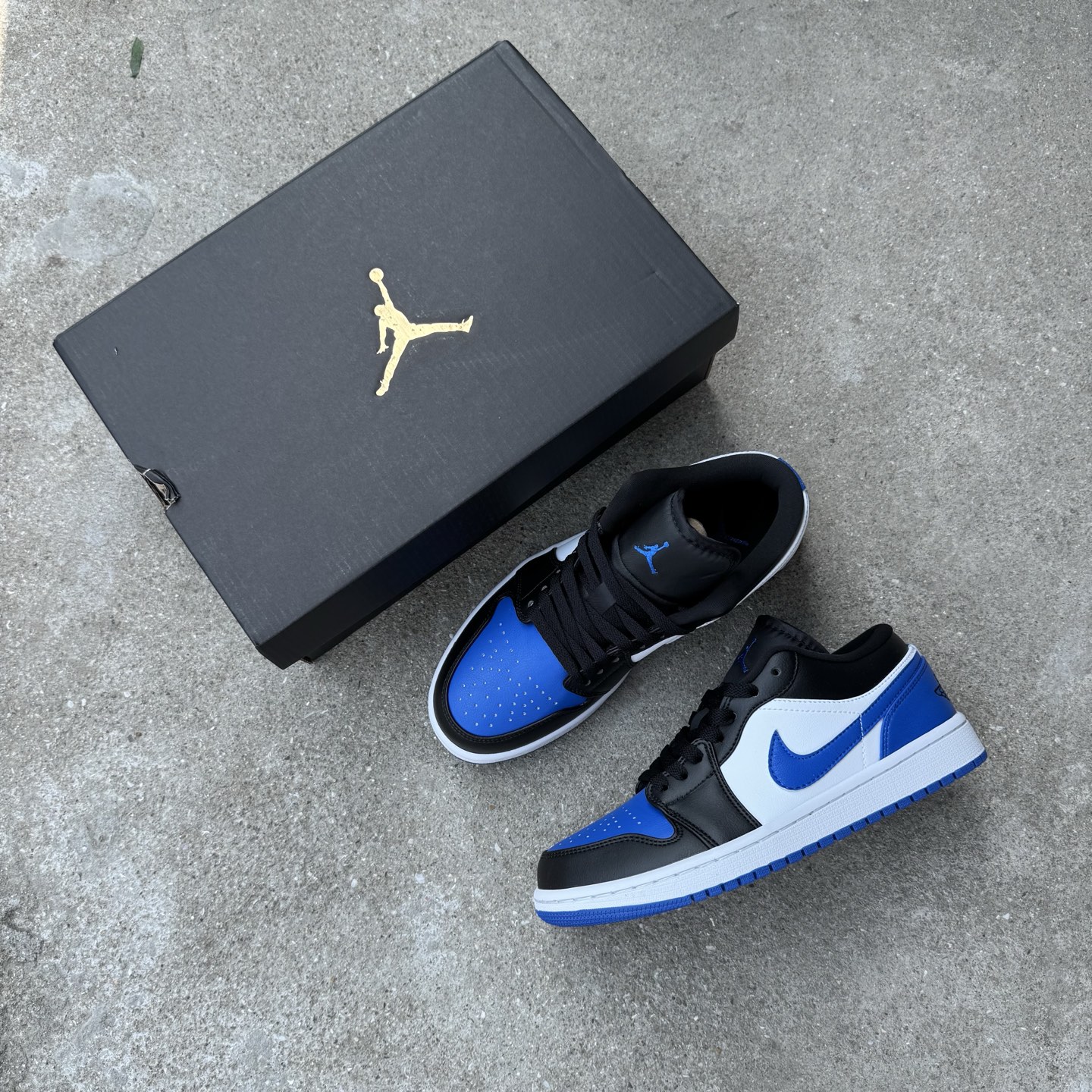  
D版 顶级性价比低帮！
Air Jordan AJ1 Low 低帮系列 黑白蓝
鞋型细节堪称完美，非