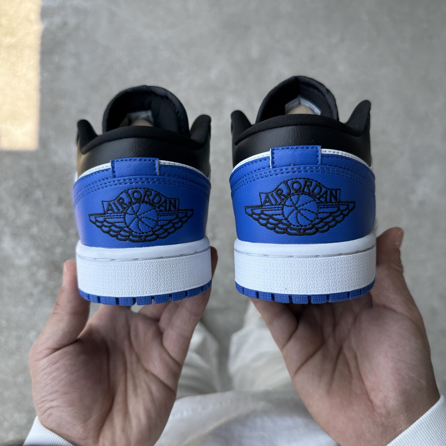  
D版 顶级性价比低帮！
Air Jordan AJ1 Low 低帮系列 黑白蓝
鞋型细节堪称完美，非
