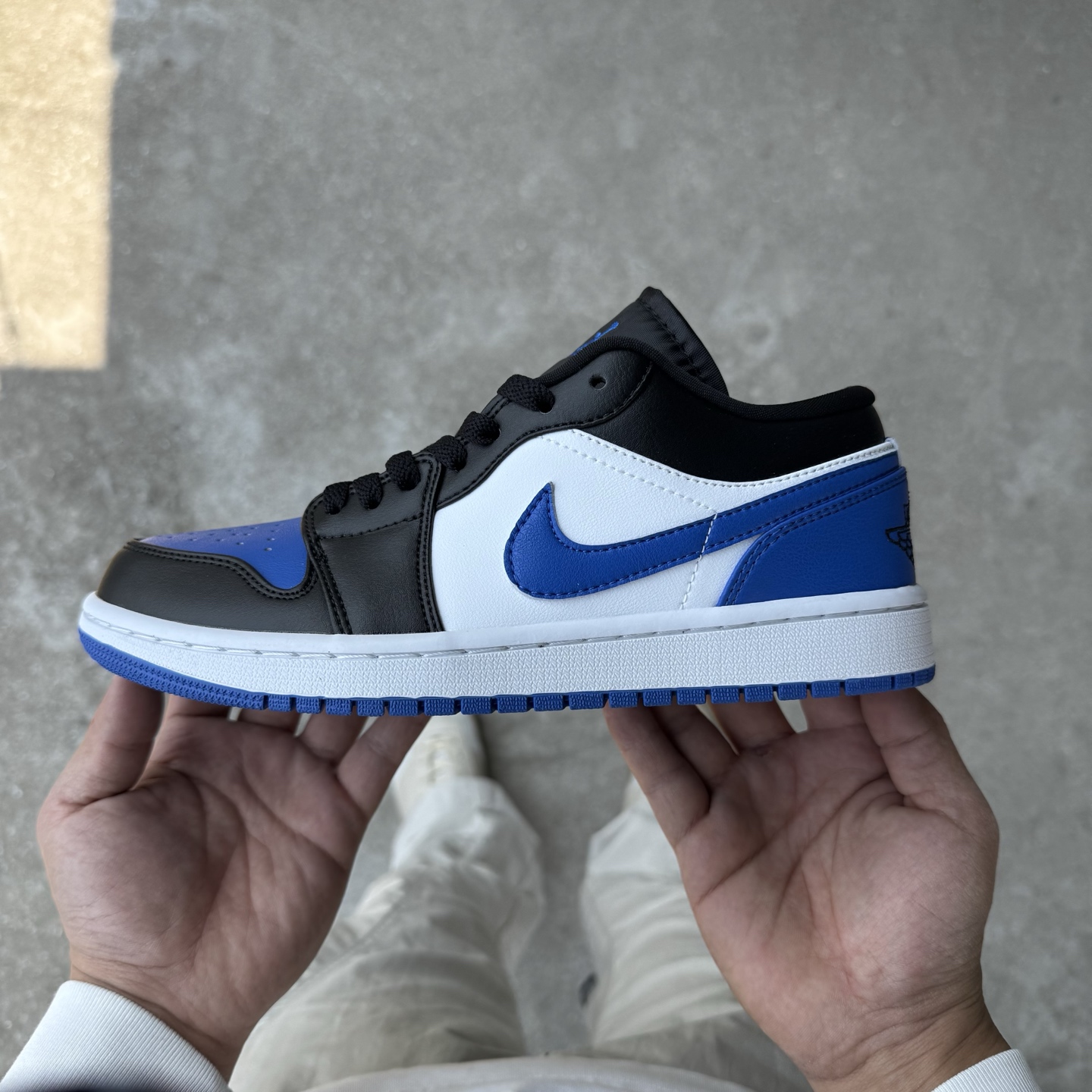  
D版 顶级性价比低帮！
Air Jordan AJ1 Low 低帮系列 黑白蓝
鞋型细节堪称完美，非